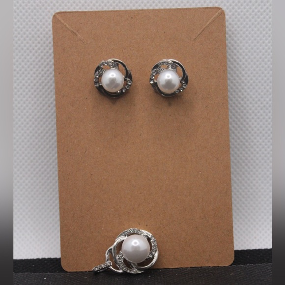 NWT Elegant Silver and White Pearl Jewelry Set - No Chain - Picture 1 of 4